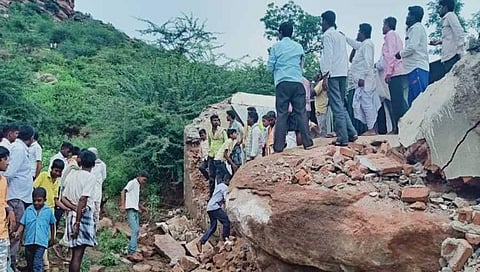 ಬೆಟ್ಟದಿಂದ ಧರೆಗುರುಳಿದ ಬೃಹದಾಕಾರದ ಬಂಡೆ