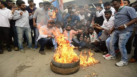 ಡಿ ಕೆ ಶಿವಕುಮಾರ್ ಅಭಿಮಾನಿಗಳಿಂದ ಟಯರ್ ಗೆ ಬೆಂಕಿ ಹಚ್ಚಿ ಪ್ರತಿಭಟನೆ