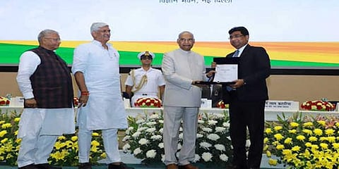ರಾಷ್ಟ್ರಪತಿಗಳಿಂದ ಪ್ರಶಸ್ತಿ ಪ್ರದಾನ