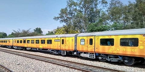 ದೇಶದ ಮೊದಲ ಖಾಸಗಿ ರೈಲು ತೇಜಸ್ ದೆಹಲಿ-ಲಕ್ನೋ ನಡುವೆ ಸಂಚಾರಕ್ಕೆ ಸಿದ್ದ