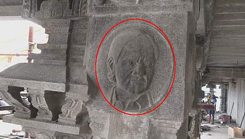 ದೇಗುಲದ ಕಂಬಗಳ ಮೇಲೆ ಸಿಎಂ ಕೆಸಿಆರ್ ಚಿನ್ಹೆ