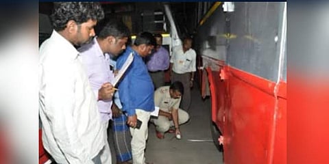 ಬಸ್ಗಳ ನಡುವೆ ಸಿಲುಕಿ ಕಾರ್ಮಿಕ ಸಾವು