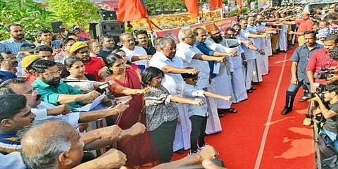 ಕೇರಳ: ಸಿಎಎ ವಿರುದ್ಧ 620 ಕಿಮೀ ಉದ್ದದ ಮಾನವ ಸರಪಳಿ; ನವ ವಿವಾಹಿತರು, ಸಿಎಂ ಭಾಗಿ