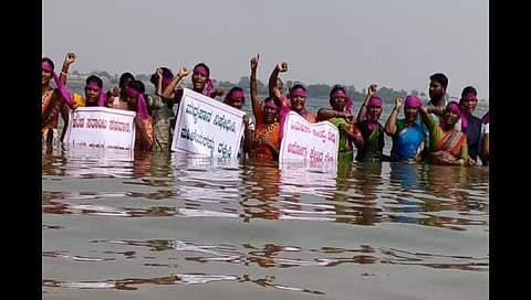 ಕೂಡಲ ಸಂಗಮದಲ್ಲಿ ಮಹಿಳೆಯರು ಮದ್ಯ ಮುಕ್ತ ಕರ್ನಾಟಕಕ್ಕೆ ಒತ್ತಾಯಿಸಿ ನೀರಿನಲ್ಲಿ ನಿಂತು ಪ್ರತಿಭಟನೆ