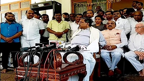 ಸುದ್ದಿಗೋಷ್ಟಿಯಲ್ಲಿ ಮಾತನಾಡುತ್ತಿರುವ ಸಿದ್ದರಾಮಯ್ಯ