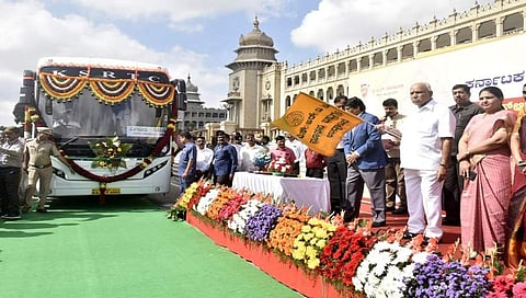 ವಿಧಾನಸೌಧದ ಮುಂಭಾಗ ಮಂಗಳವಾರ ಏರ್ಪಡಿಸಿದ್ದ ಕಾರ್ಯಕ್ರಮದಲ್ಲಿ ಕೆಎಸ್ಆರ್ಟಿಸಿಯ ವಿವಿಧ ಮಾದರಿಯ ನೂತನ ಬಸ್ಸುಗಳಿಗೆ ಮುಖ್ಯಮಂತ್ರಿ ಬಿ.ಎಸ್.ಯಡಿಯೂರಪ್ಪ ಬಾವುಟ ತೋರಿಸುವ ಮೂಲಕ ಚಾಲನೆ ನೀಡಿದರು.