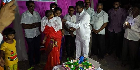 ಸ್ಮಶಾನದಲ್ಲಿ ಮಕ್ಕಳ ಹುಟ್ಟುಹಬ್ಬ ಆಚರಿಸಿದ ತಂದೆ!