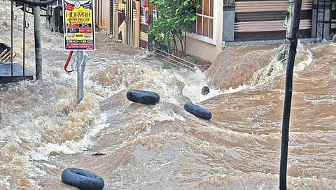 ಫಲಕ್ನುಮಾದಲ್ಲಿ ಪ್ರವಾಹದಲ್ಲಿ ಕೊಚ್ಚಿಹೋಗುತ್ತಿದ್ದಾಗ ಟೈರ್ ಹಿಡಿದು ರಕ್ಷಿಸಿಕೊಳ್ಳಲು ನೋಡುತ್ತಿರುವ ವ್ಯಕ್ತಿ. ಈ ವ್ಯಕ್ತಿ ಇನ್ನೂ ಪತ್ತೆಯಾಗಿಲ್ಲ.