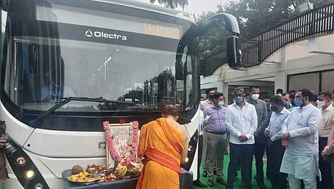 ಎಲೆಕ್ಟ್ರಿಕ್ ಬಸ್'ಗೆ ಚಾಲನೆ ನೀಡಿದ ಡಿಸಿಎಂ