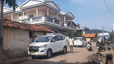 ಕನಕಪುರ ತಾಲ್ಲೂಕಿನ ದೊಡ್ಡ ಆಲಹಳ್ಳಿಯಲ್ಲಿರುವ ಡಿ ಕೆ ಶಿವಕುಮಾರ್ ಮನೆ ಮೇಲೆ ದಾಳಿ ನಡೆಸಿದ ಸಿಬಿಐ ಅಧಿಕಾರಿಗಳು