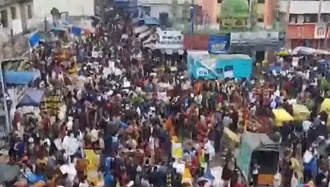 ಮಾರುಕಟ್ಟೆಯಲ್ಲಿ ಜನಜಂಗುಳಿ