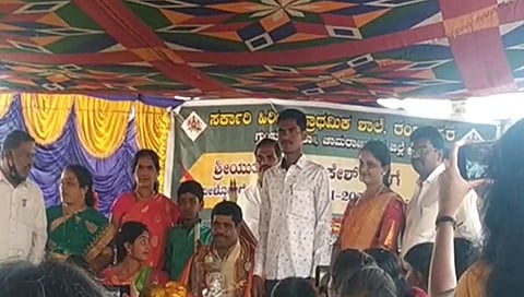 ಬಡ್ತಿ ಹೊಂದಿದ ಶಿಕ್ಷಕನಿಗೆ ಭರ್ಜರಿ ಬೀಳ್ಕೊಡುಗೆ