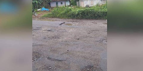 ಗುಂಡಿಬಿದ್ದ ರಸ್ತೆ