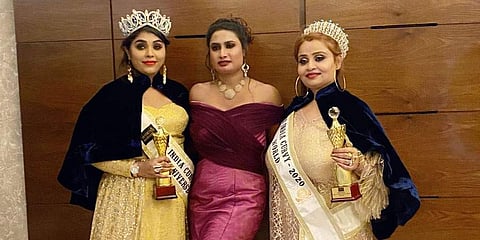 ವಿಜೇತರಾದ ಶ್ರೀದೇವಿ ಅಪ್ಪಾಚ, ಕಾರ್ತಿಕಾ ಶ್ಯಾಮ್ ಅವರೊಂದಿಗೆ ಆಯೋಜಕಿ ನಂದಿನಿ ನಾಗರಾಜ್