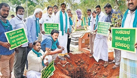 ರೈತರ ಅಂತಿಮ ಕ್ರಿಯೆಯನ್ನು ಮಾಡುವ ರೀತಿಯಲ್ಲಿ ಕೇಂದ್ರ ಸರ್ಕಾರದ ಕೃಷಿ ಕಾಯ್ದೆ ವಿರುದ್ಧ ರೈತರ ಸಾಂಕೇತಿಕ ಪ್ರತಿಭಟನೆ