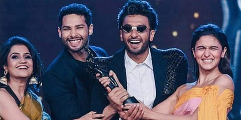 ಫಿಲ್ಮ್ಫೇರ್ ಪ್ರಶಸ್ತಿ ಬಾಚಿಕೊಂಡ ಗಲ್ಲಿ ಬಾಯ್, ರಣವೀರ್, ಆಲಿಯಾಗೆ ಗರಿ