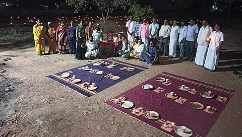 ಶಿವರಾತ್ರಿ ಪ್ರಯುಕ್ತ ಸ್ಮಶಾನದಲ್ಲಿ ಇಷ್ಠಲಿಂಗ ಪೂಜೆ:ಪರಿವಾರ ಸಮೇತ ಊಟ ಮಾಡಿದ ಶಿವಭಕ್ತರು