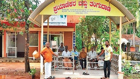 ಉಡುಪಿ: ಬಸ್ ನಿಲ್ದಾಣದ ಉಸ್ತುವಾರಿ ನೋಡಿಕೊಂಡು ಗ್ರಾಮಕ್ಕೆ ಮಾದರಿಯಾಗಿರುವ ಯುವಕ