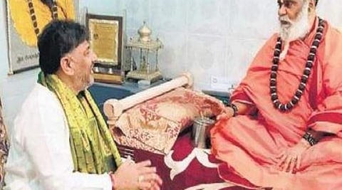 ಸ್ವಾಮೀಜಿ ಭೇಟಿ ಮಾಡಿದ ಡಿಕೆ ಶಿವಕುಮಾರ್