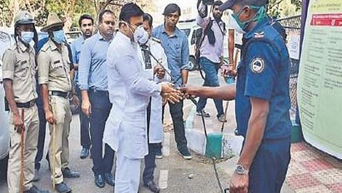 ಬೆಂಗಳೂರಿನಲ್ಲಿ ಮೃತಪಟ್ಟ ಕೋವಿಡ್-19 ರೋಗಿಯನ್ನು ಹಾಸಿಗೆಗಳ ಕೊರತೆಯಿಂದಾಗಿ ಆರ್ಜಿಐಸಿಡಿಗೆ ಸೇರಿಸಿಕೊಂಡಿರಲಿಲ್ಲ: ಸಚಿವ ಸುಧಾಕರ್