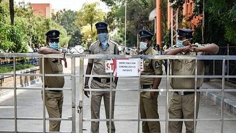ಆಸ್ಪತ್ರೆ ಮುಂಭಾಗ ಪೊಲೀಸರು