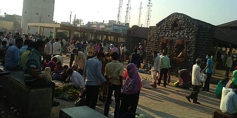 ಸಂತೆ ಮಾಡುತ್ತಿರುವ ಜನತೆ