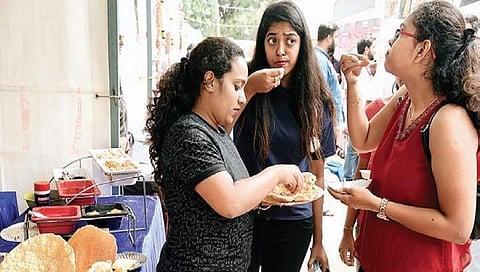 ರಸ್ತೆಬದಿ ಆಹಾರಗಳಿಂದ ಆದಷ್ಟು ದೂರವಿರುವಂತೆ ವೈದ್ಯರು ಸಲಹೆ ನೀಡುತ್ತಾರೆ