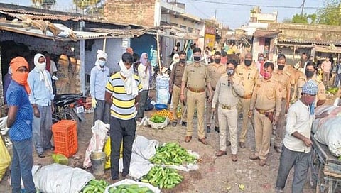ವಿಧಿಯ ಕೈವಾಡ! 1600 ಕಿಮೀ ದೂರದಿಂದ ಕಾಲ್ನಡಿಗೆಯಲ್ಲಿ ಬಂದ ಮಗನನ್ನು ಮನೆಗೆ ಸೇರಿಸದ ತಾಯಿ