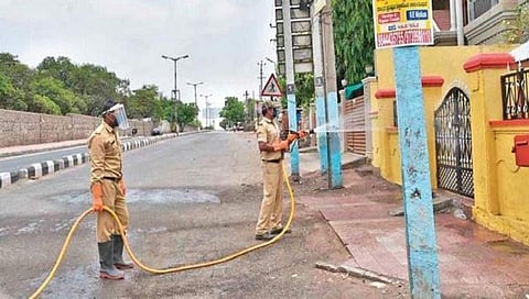 ಆರೋಗ್ಯ ಕಾರ್ಯಕರ್ತರಿಂದ ಸ್ಯಾನಿಟೈಸರ್
