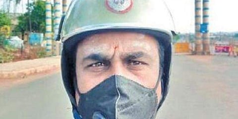 ಧಾರವಾಡ: ದ್ವಿಚಕ್ರ ವಾಹನದಲ್ಲಿ 960 ಕಿ.ಮೀ ತೆರಳಿ ರೋಗಿಗೆ ಔಷಧ ನೀಡಿ, ಮಾನವೀಯತೆ ಮೆರೆದೆ ಪೇದೆ