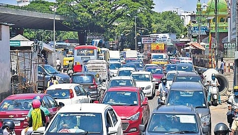 ಕೆ ಆರ್ ಮಾರುಕಟ್ಟೆ ರಸ್ತೆಯಲ್ಲಿ ವಾಹನಗಳು