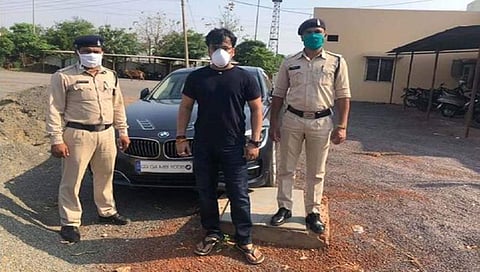 ಆರೋಪಿಯನ್ನು ಬಂಧಿಸಿರುವ ಪೊಲೀಸರು