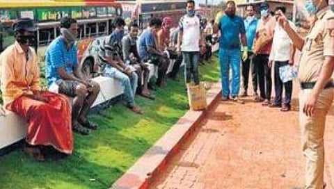 ಮಂಜೇಶ್ವರ ಹತ್ತಿರ ತಲಪ್ಪಾಡಿಯಲ್ಲಿ ಸಿಕ್ಕಿಹಾಕಿಕೊಂಡಿರುವ ಕಾರ್ಮಿಕರು