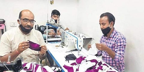 ಕೊರೋನಾ ಭೀತಿ: ಮಾಸ್ಕ್'ಗಳಿಗಾಗಿ ಎಲ್ಲೆಡೆ ಹಾಹಾಕಾರ, ಮಾಸ್ಕ್ ತಯಾರಿಸಿ ಜನರಿಗೆ ಉಚಿತವಾಗಿ ನೀಡುತ್ತಿರುವ ದಂಪತಿಗಳು