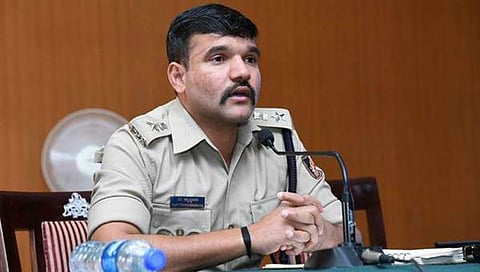 ಲಾಕ್ಡೌನ್ ಉಲ್ಲಂಘಿಸಿ ಅಪ್ರಾಪ್ತ ಮಗನಿಗೆ ಕಾರು ಚಾಲನೆ ಹೇಳಿಕೊಡುತ್ತಿದ್ದ ಪೋಷಕರಿಗೆ ರವಿ ಡಿ. ಚನ್ನಣ್ಣನವರ್ ಕ್ಲಾಸ್