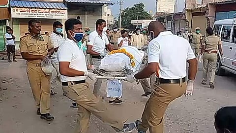 ಶವಯಾತ್ರೆ ವೇಳೆ ಡ್ಯಾನ್ಸ್ ಮಾಡುತ್ತಿರುವ ಪೊಲೀಸರು