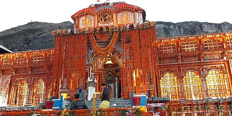 ವೇದ ಘೋಷಗಳ ನಡುವೆ ಬಾಗಿಲು ತೆರದ ಬದರಿನಾಥ ದೇಗಲ