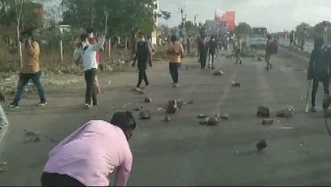 ವಲಸೆ ಕಾರ್ಮಿಕರ ಕಲ್ಲು ತೂರಾಟದ ಚಿತ್ರ