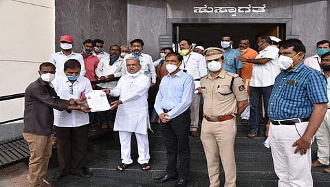 ಫಲಾನುಭವಿಗಳಿಗೆ ತಾತ್ಕಾಲಿಕ ಪರಿಹಾರ ನೀಡಿದ ಗೋವಿಂದ ಎಂ ಕಾರಜೋಳ