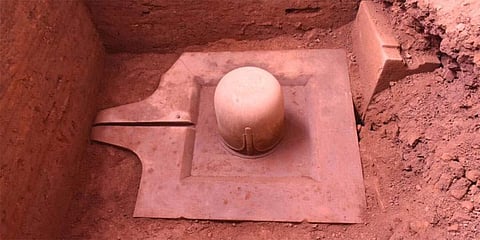 ಉತ್ಖನನ ವೇಲೆ ಪತ್ತೆಯಾದ ಬೃಹತ್ ಶಿವಲಿಂಗ