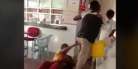 ವೈದ್ಯರ ಮೇಲೆ ಹಲ್ಲೆ ನಡೆಸುತ್ತಿರುವ ವ್ಯಕ್ತಿ