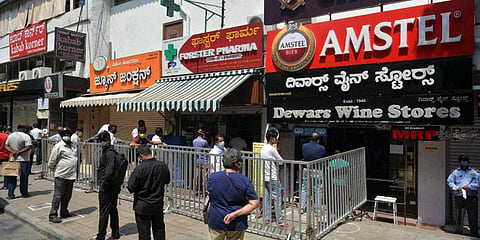 ಮದ್ಯದಂಗಡಿ ಮುಂದೆ ಪಾನಪ್ರಿಯರು