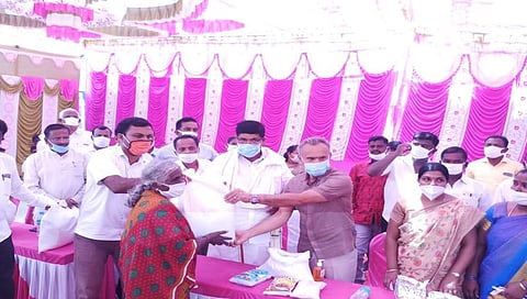 ಆಹಾರದ ಕಿಟ್ ವಿತರಿಸಿದ ಸಚಿವ ಗೋಪಾಲಯ್ಯ