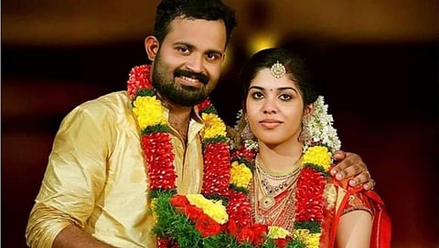 ಪತ್ನಿಯೊಂದಿಗಿರುವ ನಿತಿನ್
