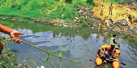 ಶೋಧ ಕಾರ್ಯಾಚರಣೆ ನಡೆಸುತ್ತಿರುವ ಸಿಬ್ಬಂದಿಗಳು