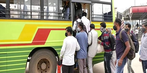 ಊರುಗಳಿಗೆ ತೆರಳುತ್ತಿರುವ ಜನ