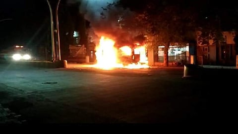 ಬೆಳಗಾವಿಯಲ್ಲಿ ಅಂಬುಲೆನ್ಸ್ ಗೆ ಬೆಂಕಿ ಹಚ್ಚಿ ದಾಂಧಲೆ