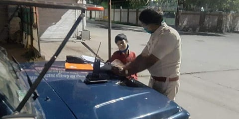 ಬಾಲಕನಿಗೆ ಪಾಠ ಹೇಳಿಕೊಡುತ್ತಿರುವ ಪೊಲೀಸ್