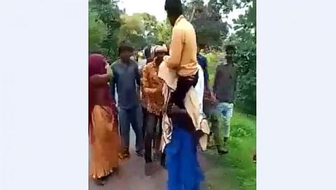 ಅನೈತಿಕ ಸಂಬಂಧದ ಆರೋಪ: ಮಹಿಳೆಗೆ ಗಂಡನನ್ನು ಹೆಗಲ ಮೇಲೆ ಹೊತ್ತು ನಡೆಯುವ ಶಿಕ್ಷೆ