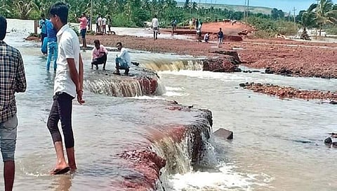 ಗದಗ ಜಿಲ್ಲೆಯ ಕೊನ್ನೂರು ಸಮೀಪ ರಾಷ್ಟ್ರೀಯ ಹೆದ್ದಾರಿ-52ರಲ್ಲಿ ಮಲಪ್ರಭಾ ನದಿಯಲ್ಲಿ ಉಂಟಾದ ಭಾರೀ ಮಳೆ ಪ್ರವಾಹಕ್ಕೆ ಸೇತುವೆ ಕೊಚ್ಚಿ ಹೋಗಿರುವುದು